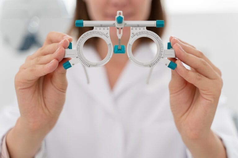 female doctor working her ophthalmology clinic 9 768x512